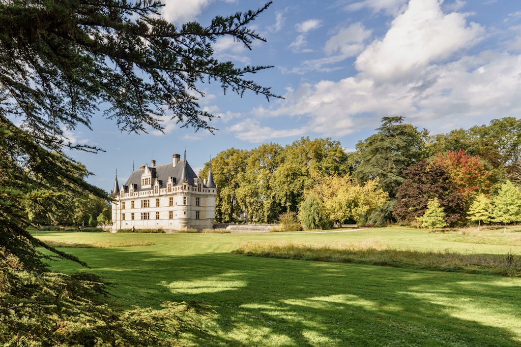 Château Azay-le-Rideau amidst green gardens under a clear sky, showcasing a perfect blend of nature and architecture.